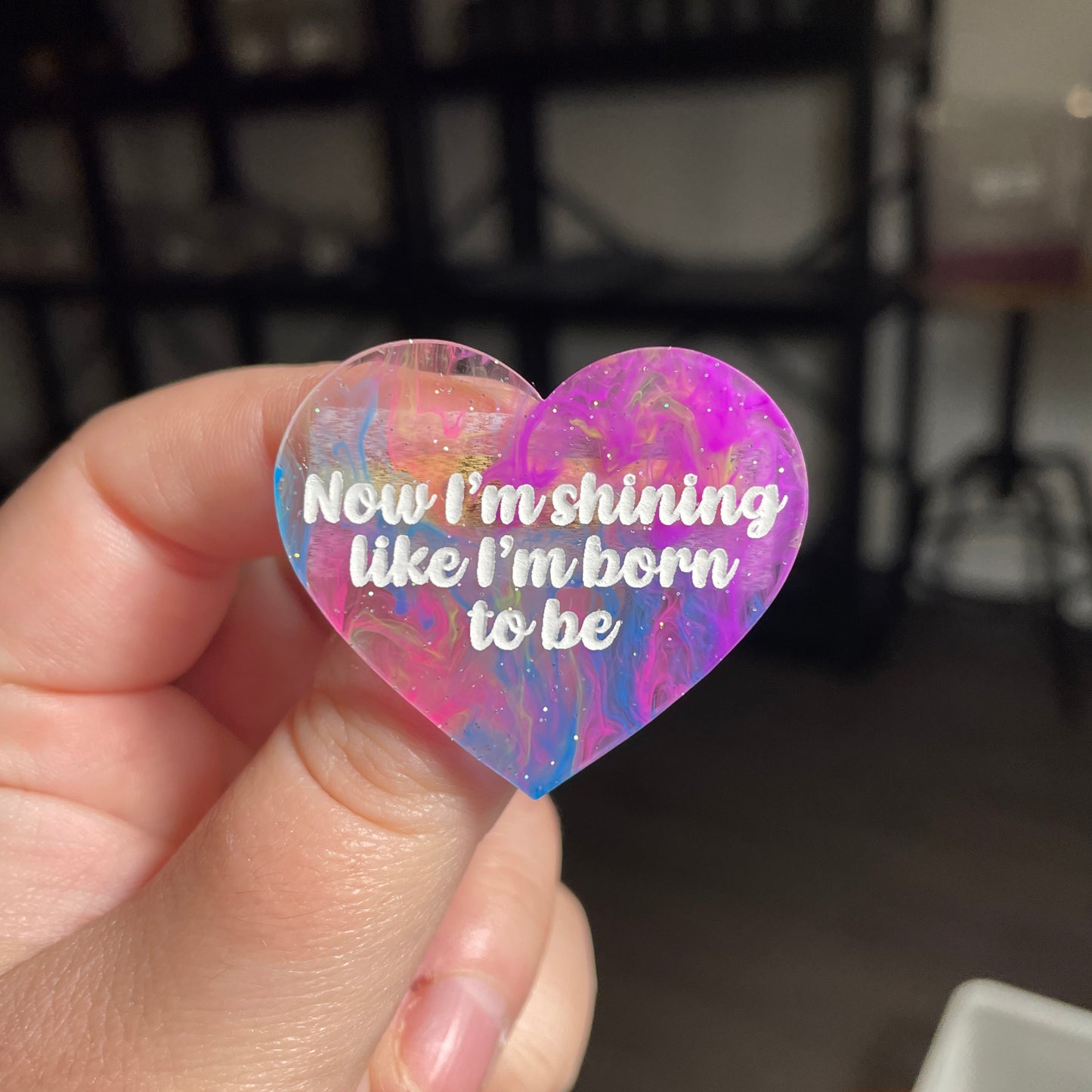 [CONTRÔLE TECHNIQUE] Broche "Now I'm shining like I'm born to be" en acrylique semi transparente marbrée multicolore