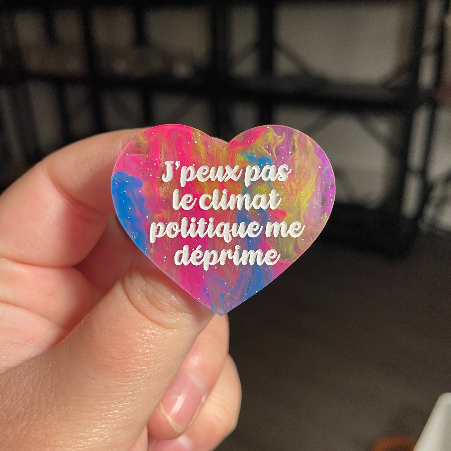[CONTRÔLE TECHNIQUE] Broche "J'peux pas le climat politique me déprime" en acrylique semi transparente marbrée multicolore