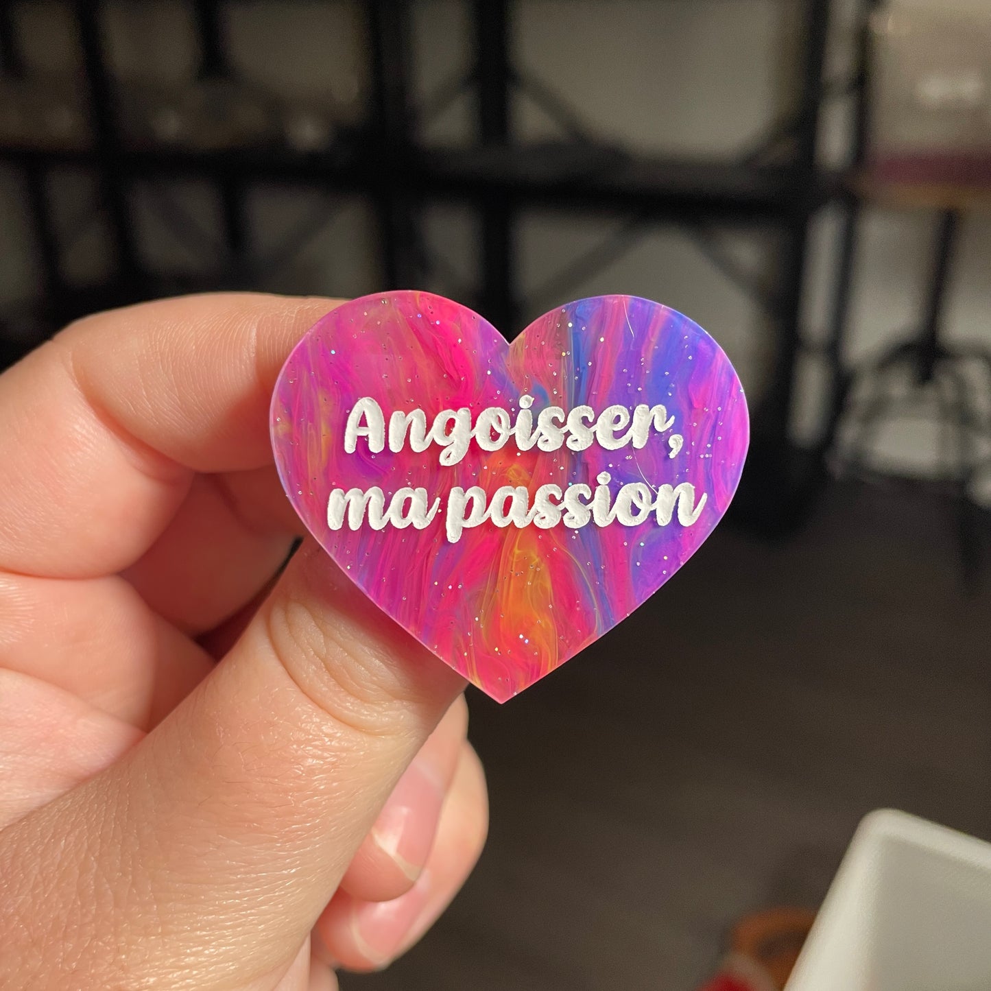 [CONTRÔLE TECHNIQUE] Broche "Angoisser, ma passion" en acrylique semi transparente marbrée multicolore
