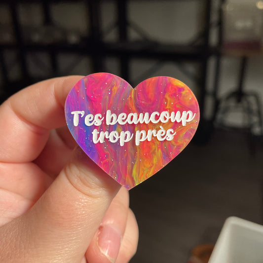 [CONTRÔLE TECHNIQUE] Broche "T'es beaucoup trop près" en acrylique semi transparente marbrée multicolore