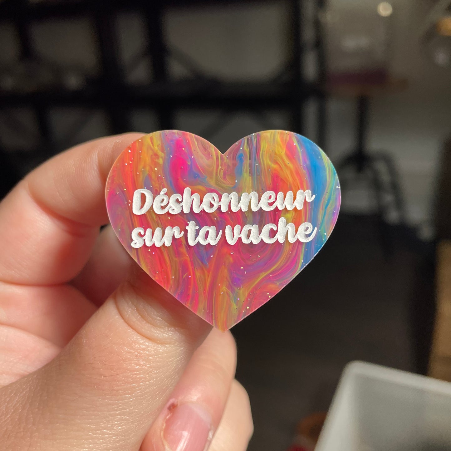 [CONTRÔLE TECHNIQUE] Broche "Déshonneur sur ta vache" en acrylique semi transparente marbrée multicolore
