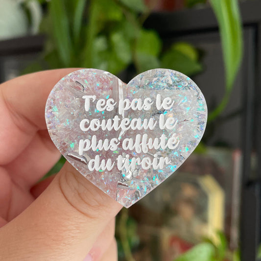 Broche "T'es pas le couteau le plus affuté du tiroir" en acrylique semi-transparente givrée