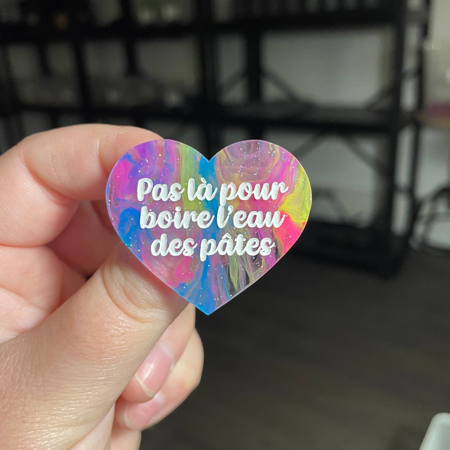 [CONTRÔLE TECHNIQUE] Broche "Pas là pour boire l'eau des pâtes" en acrylique semi transparente marbrée multicolore