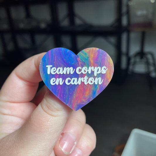 [CONTRÔLE TECHNIQUE] Broche "Team corps en carton" en acrylique semi transparente marbrée multicolore