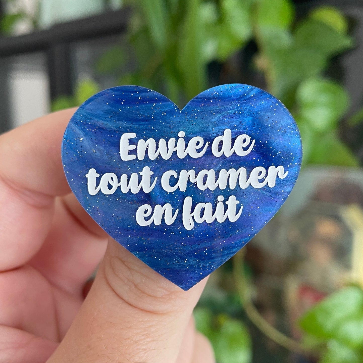 Broche "Envie de tout cramer en fait" en acrylique marbrée bleue à paillettes