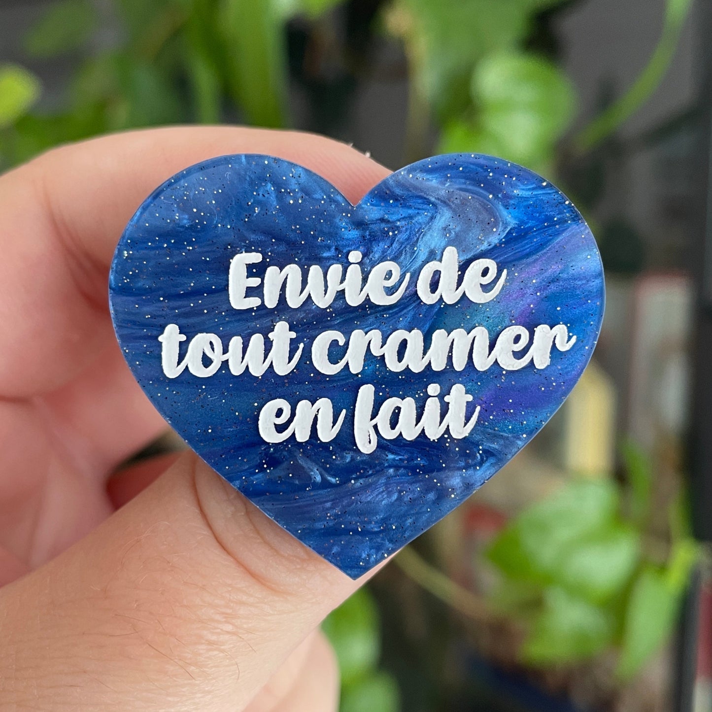 Broche "Envie de tout cramer en fait" en acrylique marbrée bleue à paillettes