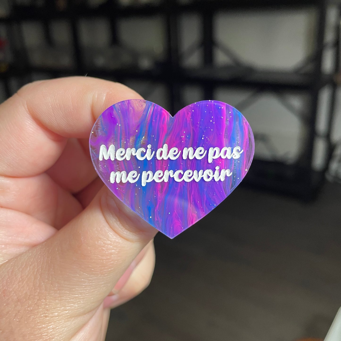 [CONTRÔLE TECHNIQUE] Broche "Merci de ne pas me percevoir" en acrylique semi transparente marbrée multicolore