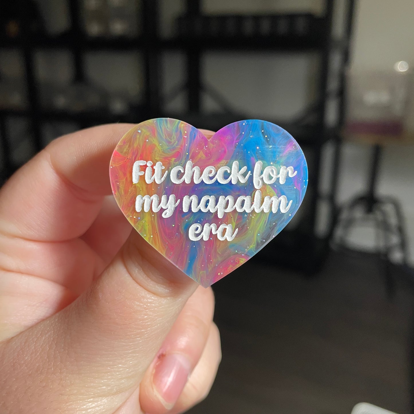 [CONTRÔLE TECHNIQUE] Broche "Fit check for my napalm era" en acrylique semi transparente marbrée multicolore