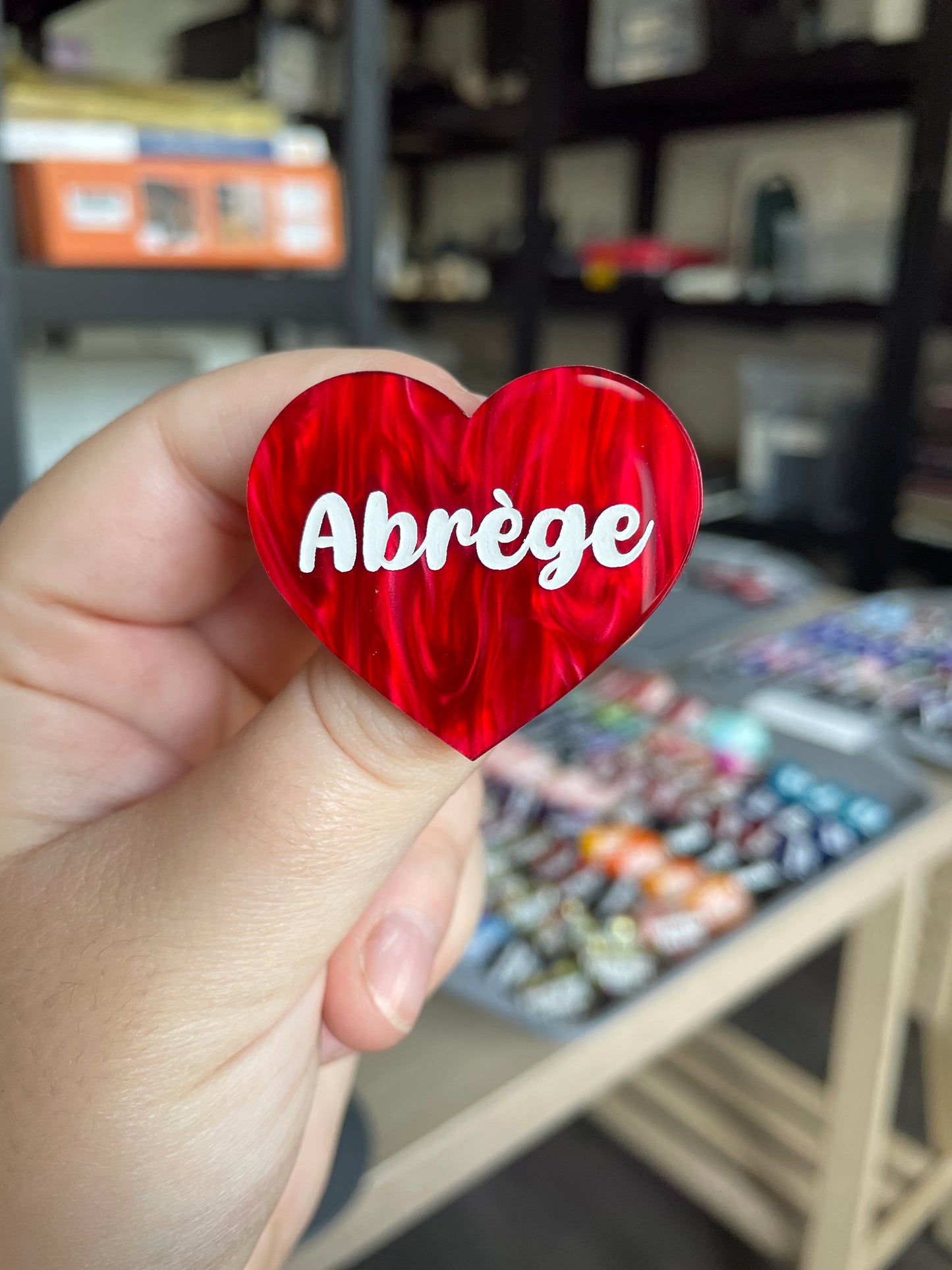 [CONTRÔLE TECHNIQUE] Broche "Abrège" en acrylique marbrée rouge
