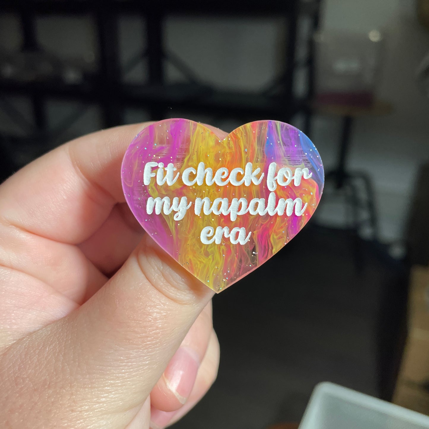 [CONTRÔLE TECHNIQUE] Broche "Fit check for my napalm era" en acrylique semi transparente marbrée multicolore