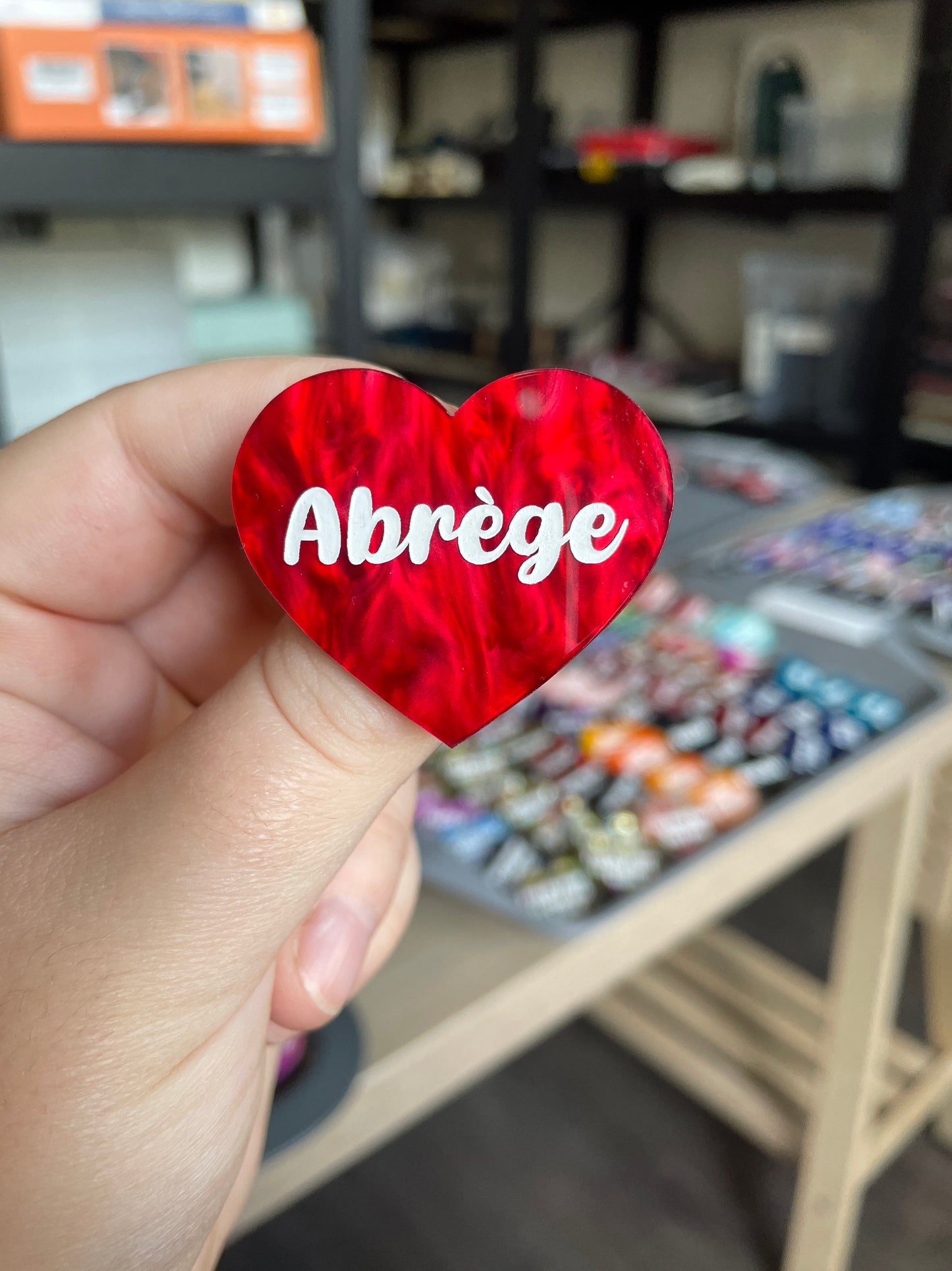 [CONTRÔLE TECHNIQUE] Broche "Abrège" en acrylique marbrée rouge