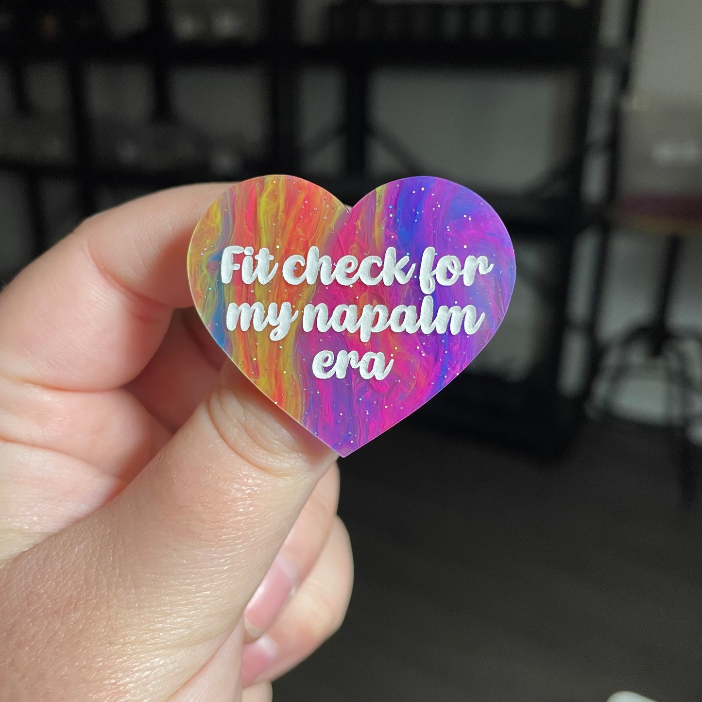 [CONTRÔLE TECHNIQUE] Broche "Fit check for my napalm era" en acrylique semi transparente marbrée multicolore
