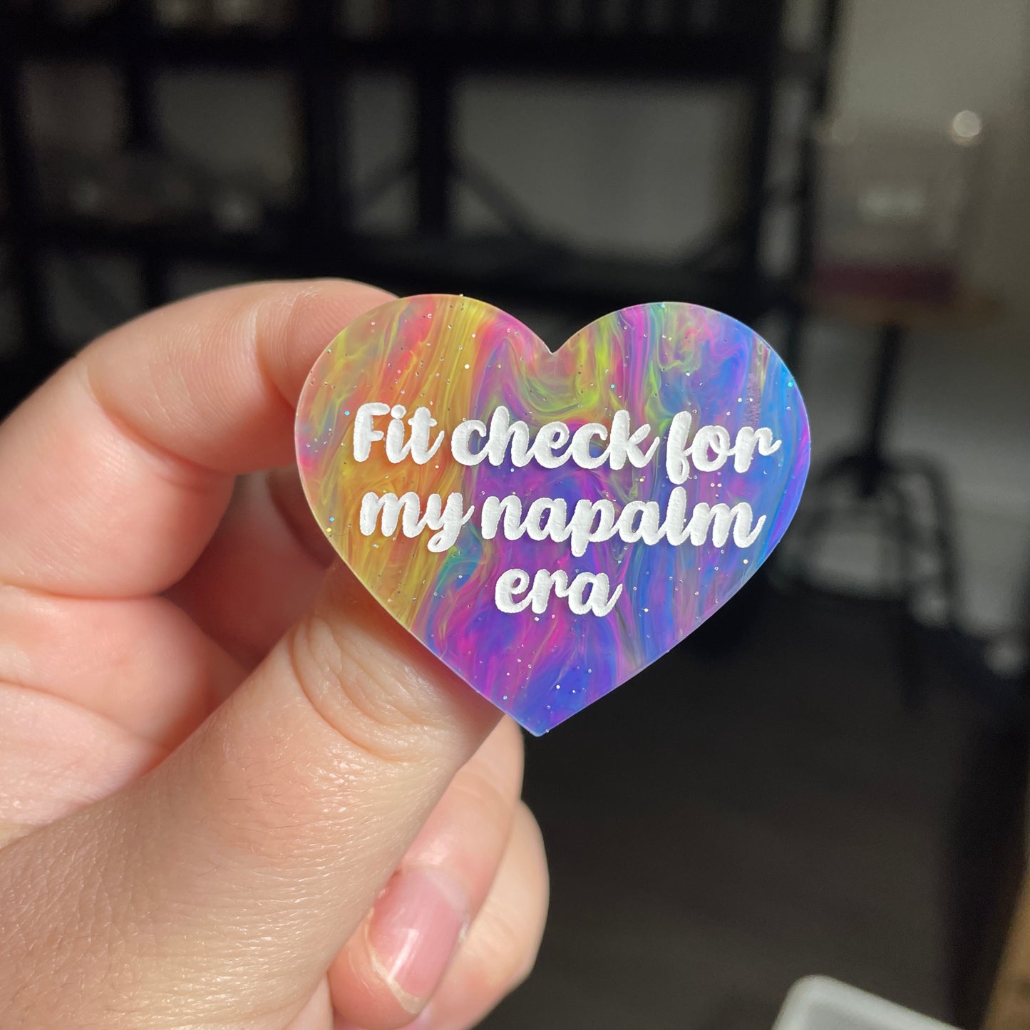 [CONTRÔLE TECHNIQUE] Broche "Fit check for my napalm era" en acrylique semi transparente marbrée multicolore