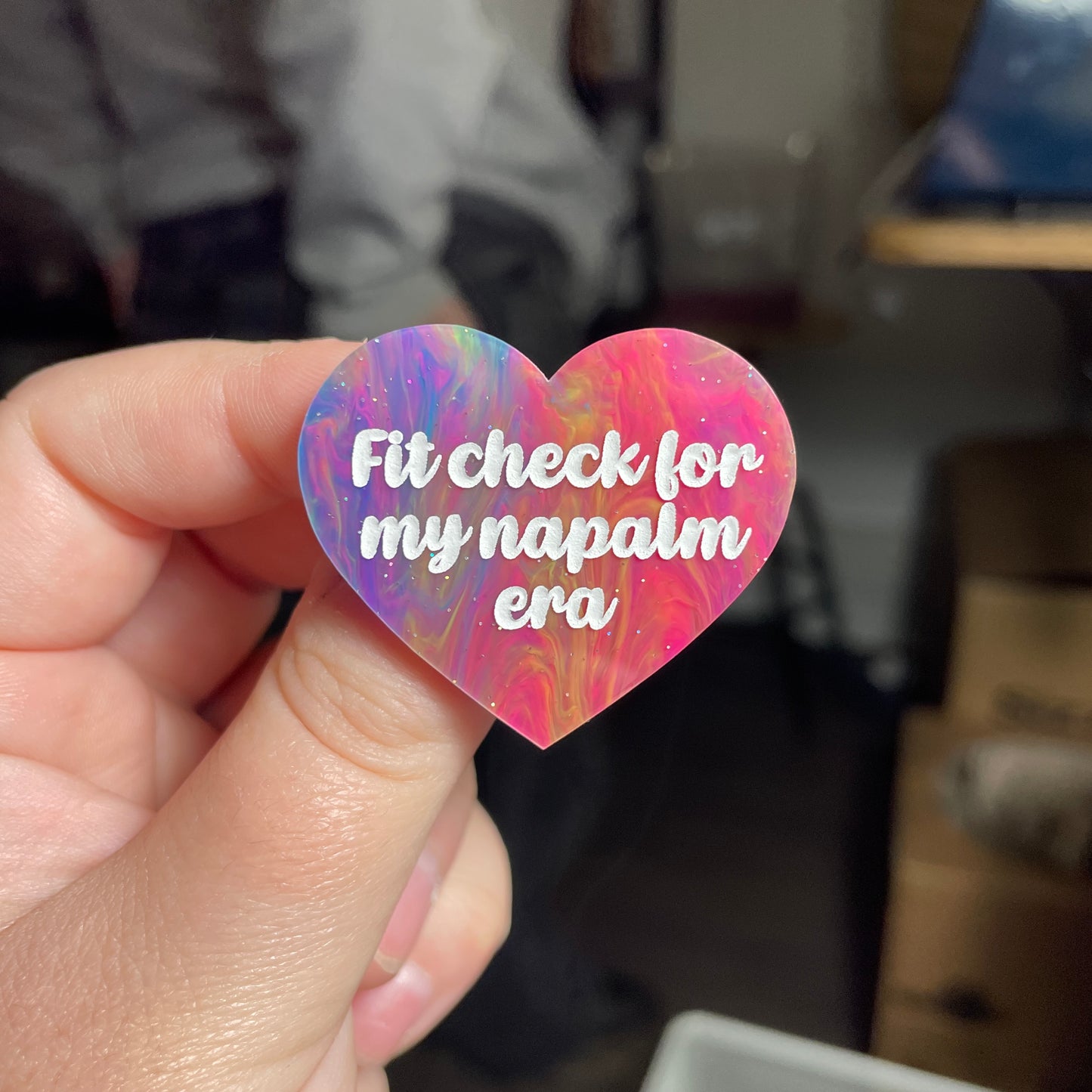 [CONTRÔLE TECHNIQUE] Broche "Fit check for my napalm era" en acrylique semi transparente marbrée multicolore