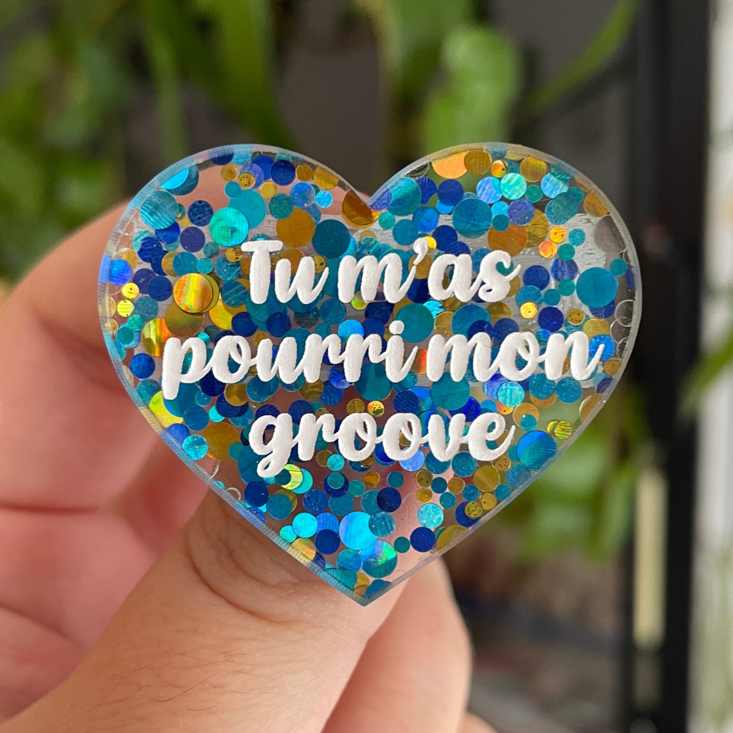 Broche "Tu m'as pourri mon groove" en acrylique semi-transparente avec des pois bleus et jaunes