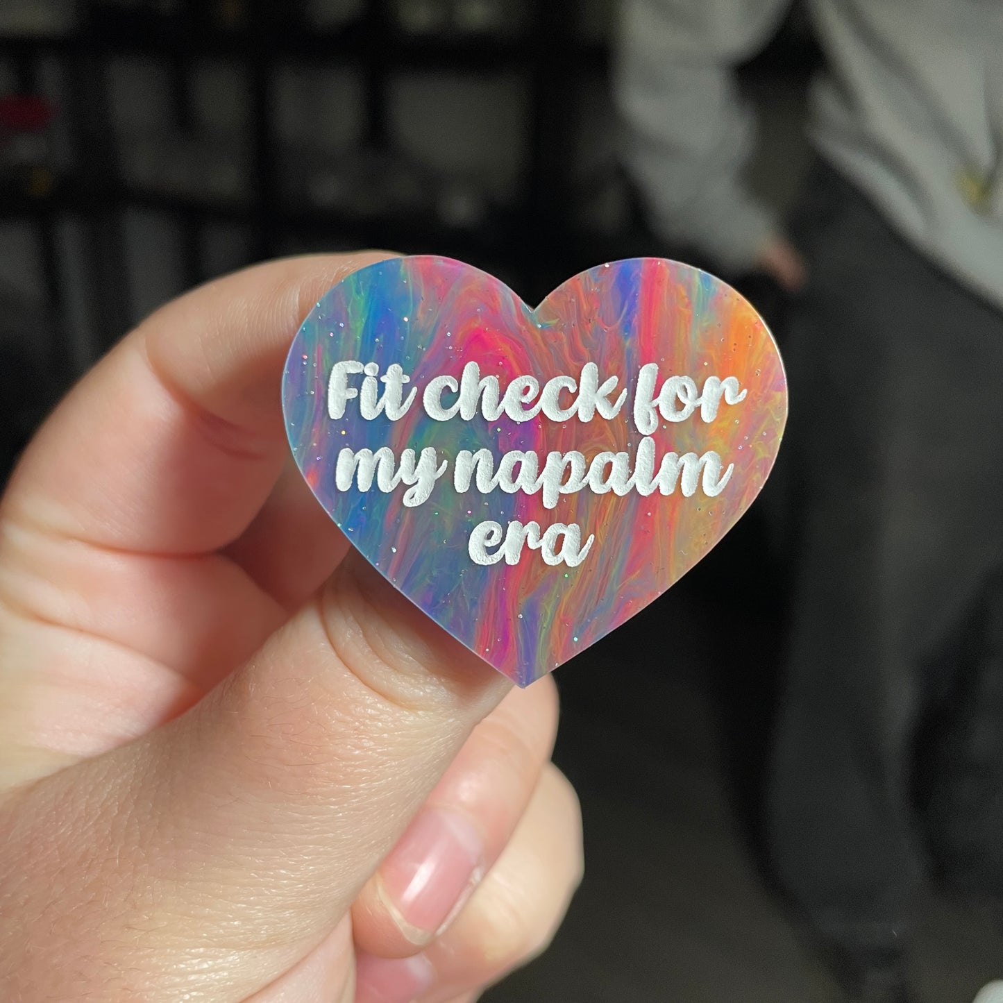 [CONTRÔLE TECHNIQUE] Broche "Fit check for my napalm era" en acrylique semi transparente marbrée multicolore