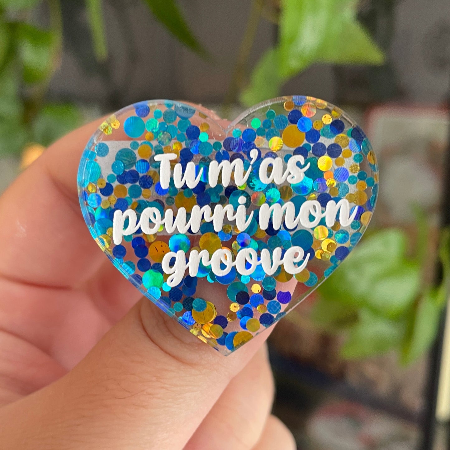 Broche "Tu m'as pourri mon groove" en acrylique semi-transparente avec des pois bleus et jaunes