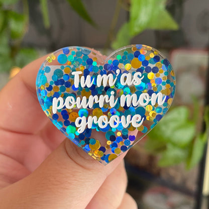 Broche "Tu m'as pourri mon groove" en acrylique semi-transparente avec des pois bleus et jaunes