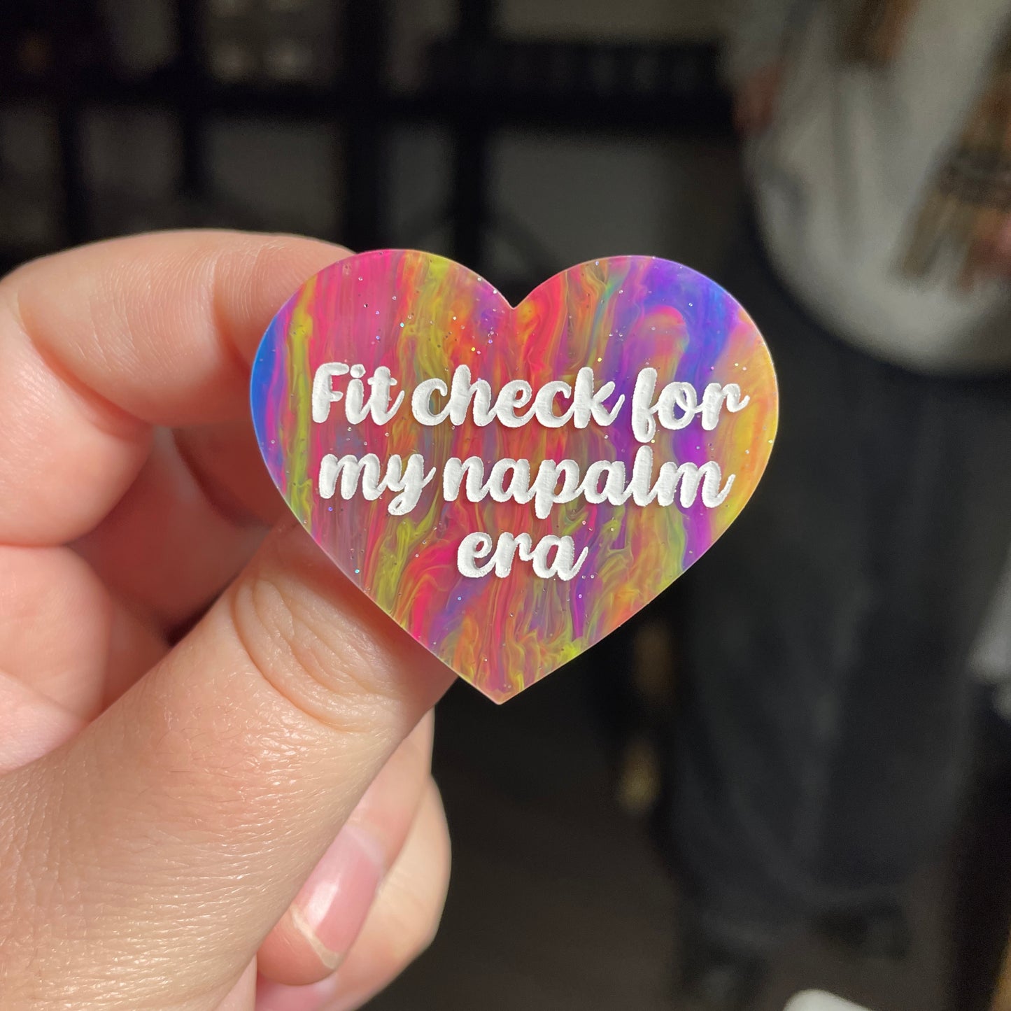[CONTRÔLE TECHNIQUE] Broche "Fit check for my napalm era" en acrylique semi transparente marbrée multicolore