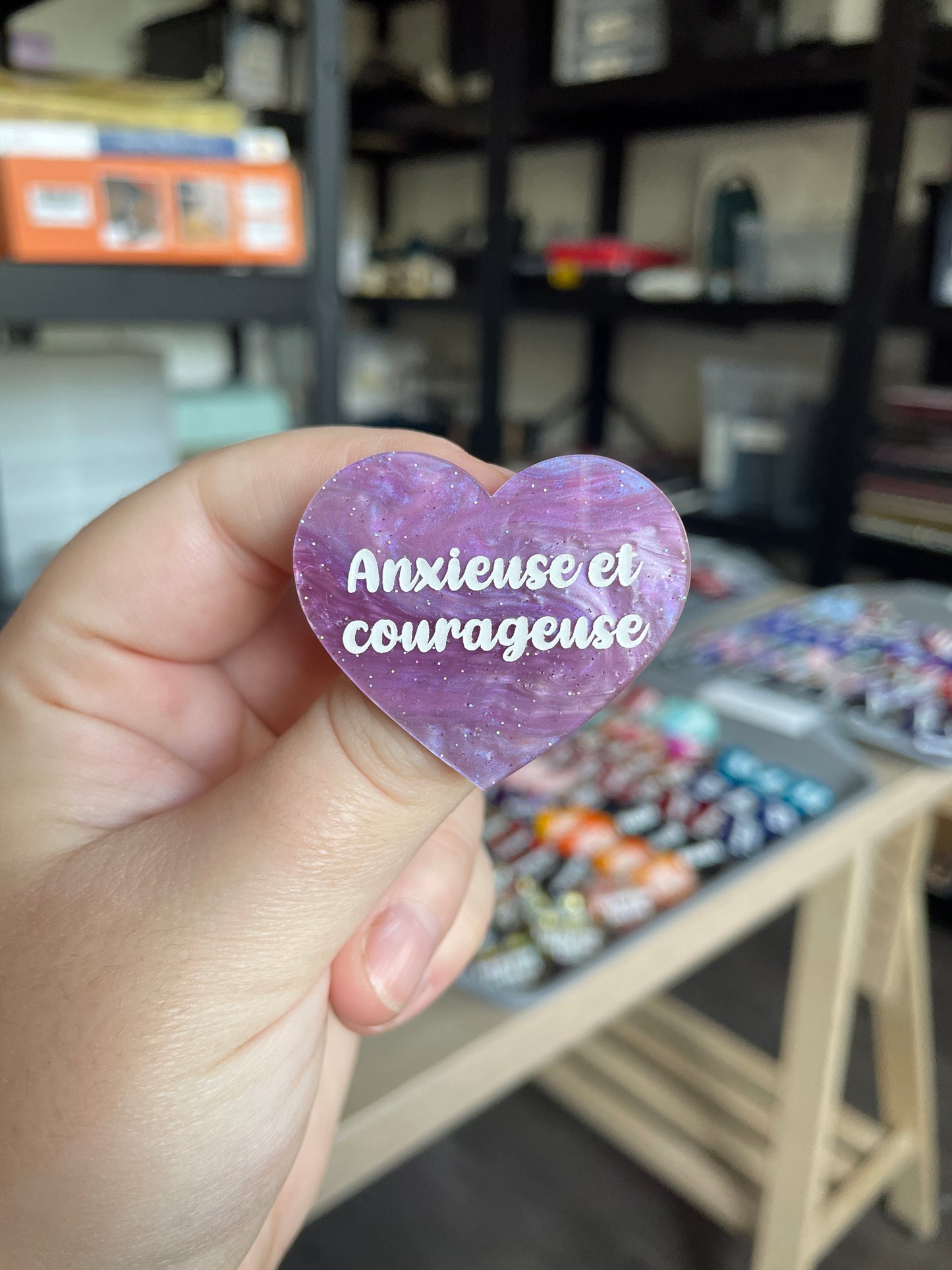 [CONTRÔLE TECHNIQUE] Broche "Anxieuse et courageuse" en acrylique marbrée violette à paillettes