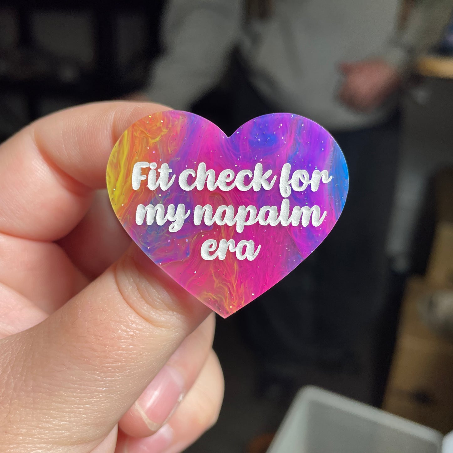 [CONTRÔLE TECHNIQUE] Broche "Fit check for my napalm era" en acrylique semi transparente marbrée multicolore