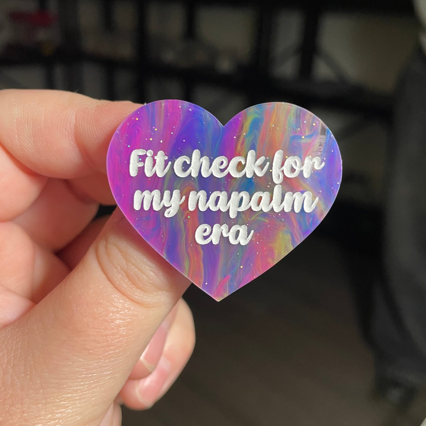 [CONTRÔLE TECHNIQUE] Broche "Fit check for my napalm era" en acrylique semi transparente marbrée multicolore