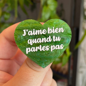Broche "J'aime bien quand tu parles pas" en acrylique marbrée verte à paillettes