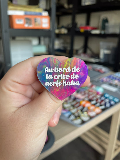 [CONTRÔLE TECHNIQUE] Broche "Au bord de la crise de nerfs haha" en acrylique marbrée semi-transparente multicolores