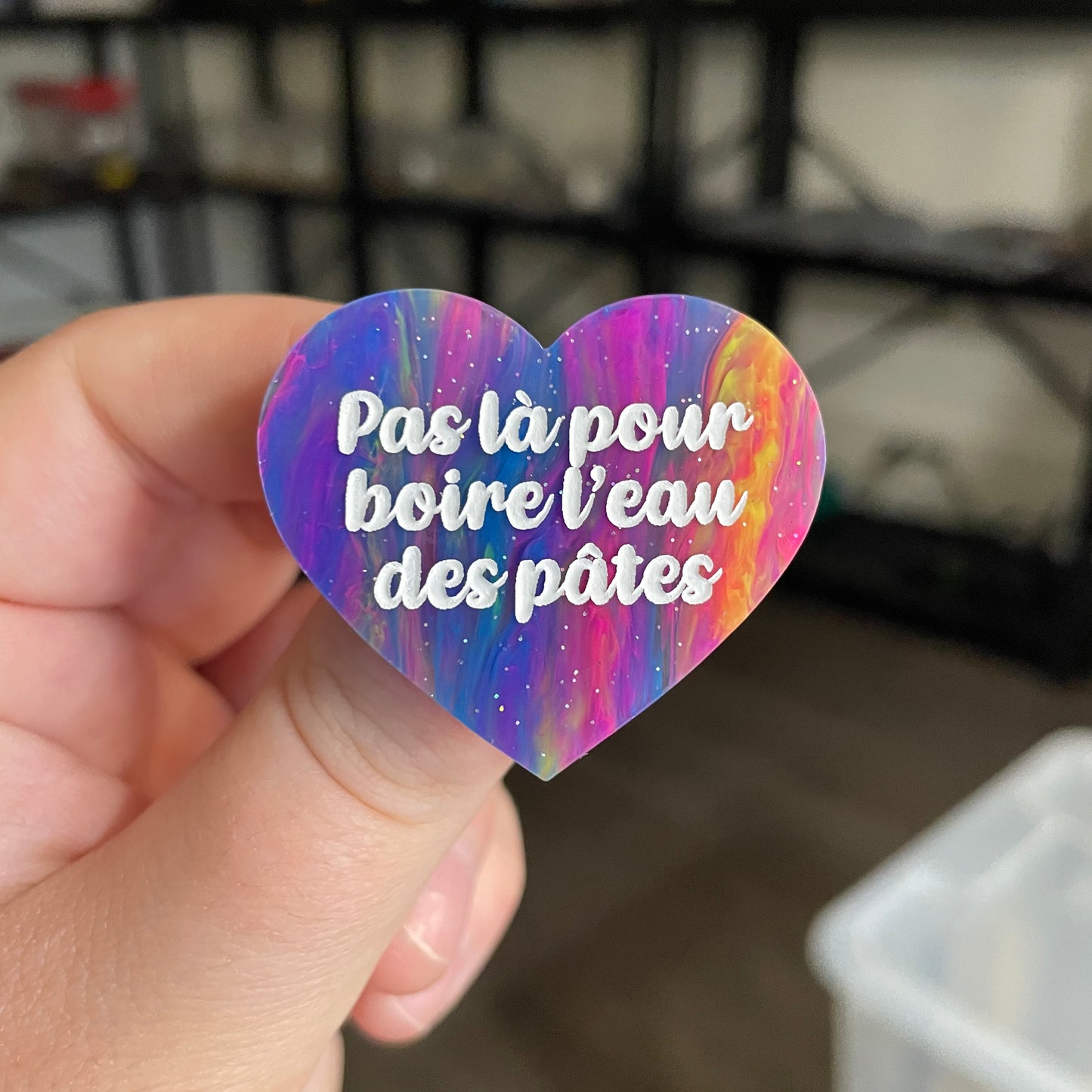 Broche "Pas là pour boire l'eau des pâtes" en acrylique semi transparente marbrée multicolore