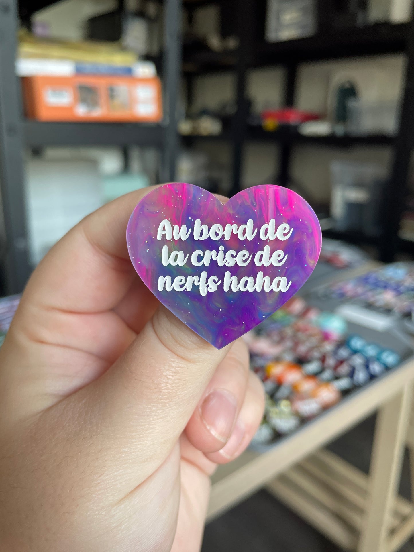 [CONTRÔLE TECHNIQUE] Broche "Au bord de la crise de nerfs haha" en acrylique marbrée semi-transparente multicolores