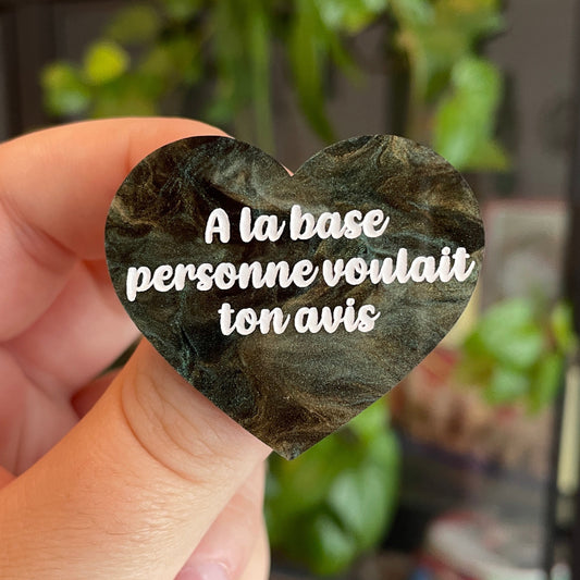 Broche "A la base personne voulait ton avis" en acrylique marbrée verte, noire et dorée