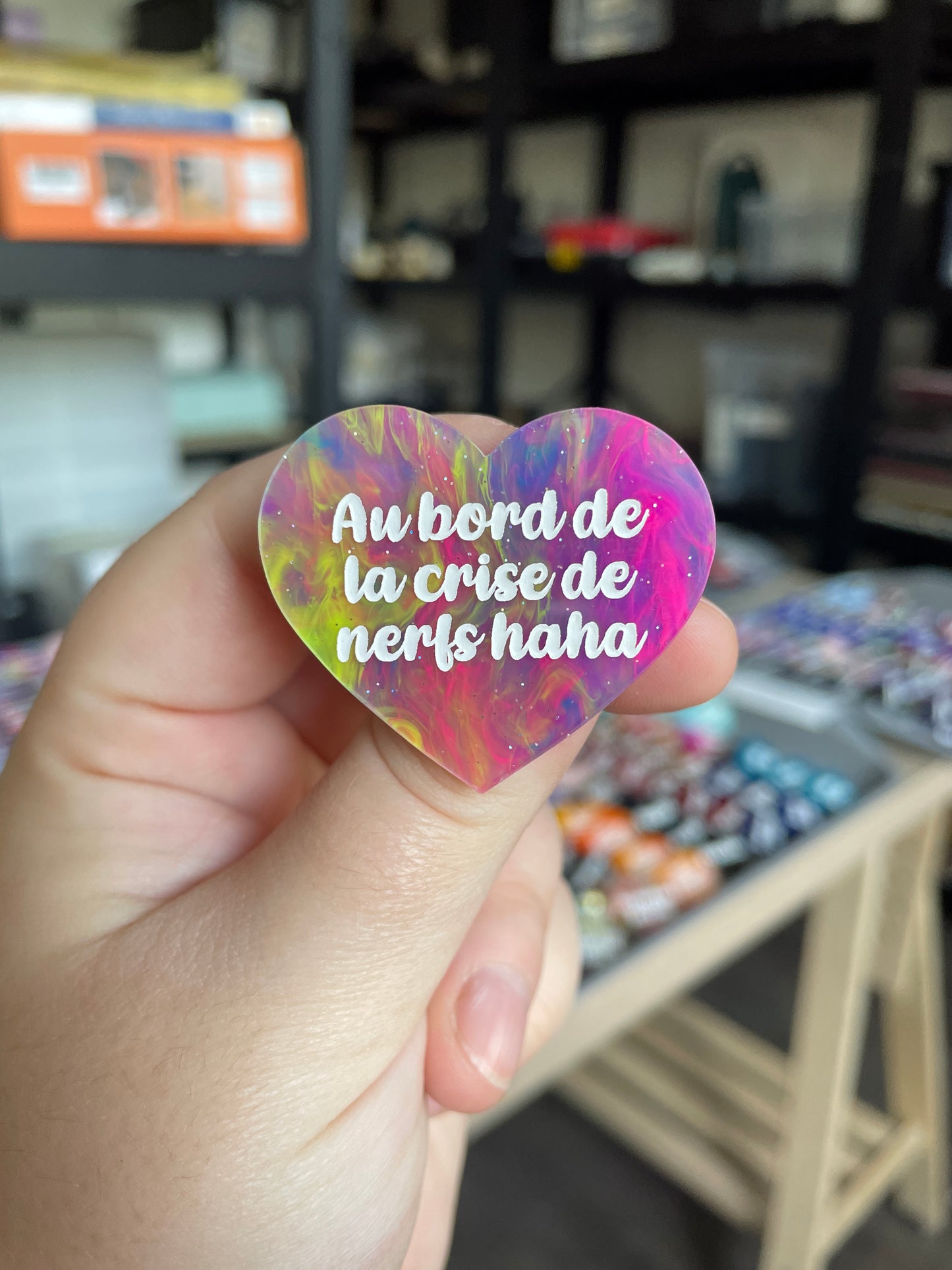 [CONTRÔLE TECHNIQUE] Broche "Au bord de la crise de nerfs haha" en acrylique marbrée semi-transparente multicolores