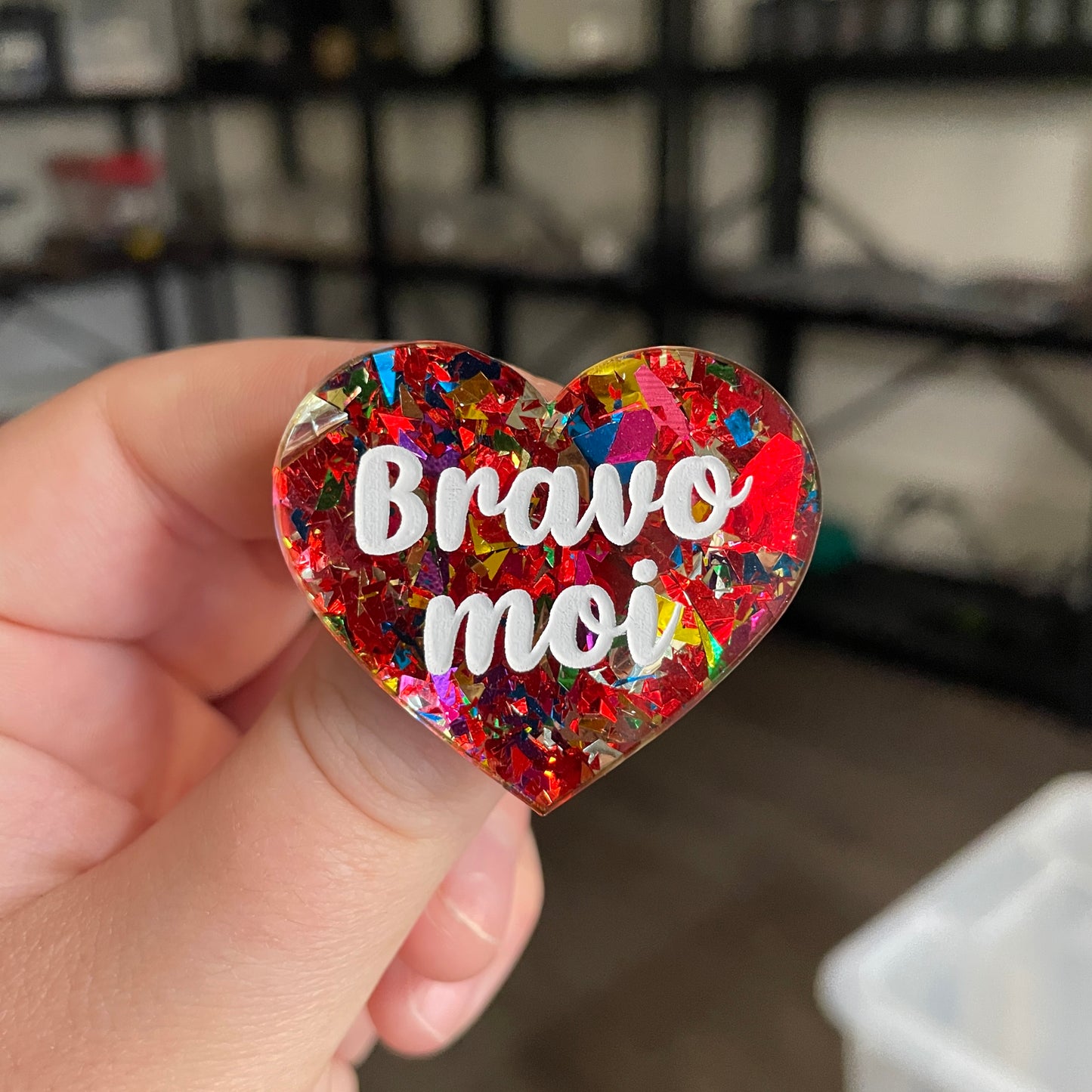Broche "Bravo moi" en acrylique transparente avec des confettis rouges et multicolores