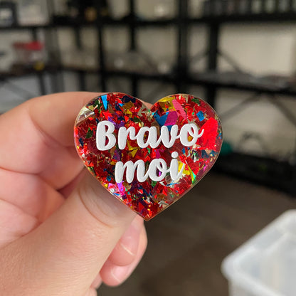 Broche "Bravo moi" en acrylique transparente avec des confettis rouges et multicolores