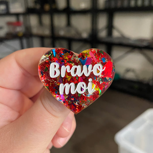 Broche "Bravo moi" en acrylique transparente avec des confettis rouges et multicolores