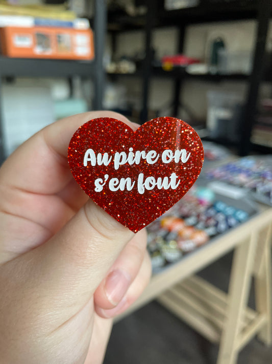 [CONTRÔLE TECHNIQUE] Broche "Au pire on s'en fout" en acrylique à paillettes oranges