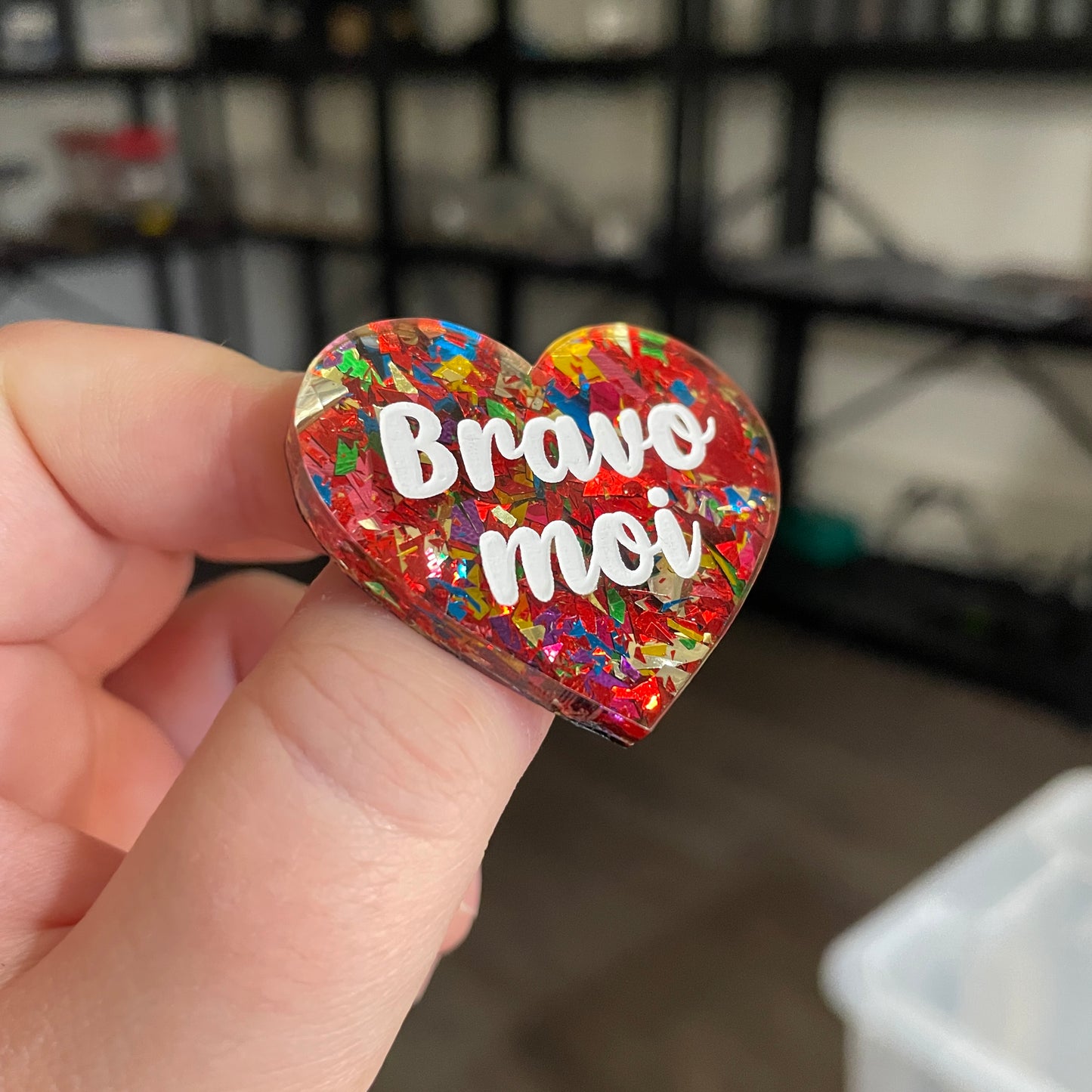 Broche "Bravo moi" en acrylique transparente avec des confettis rouges et multicolores