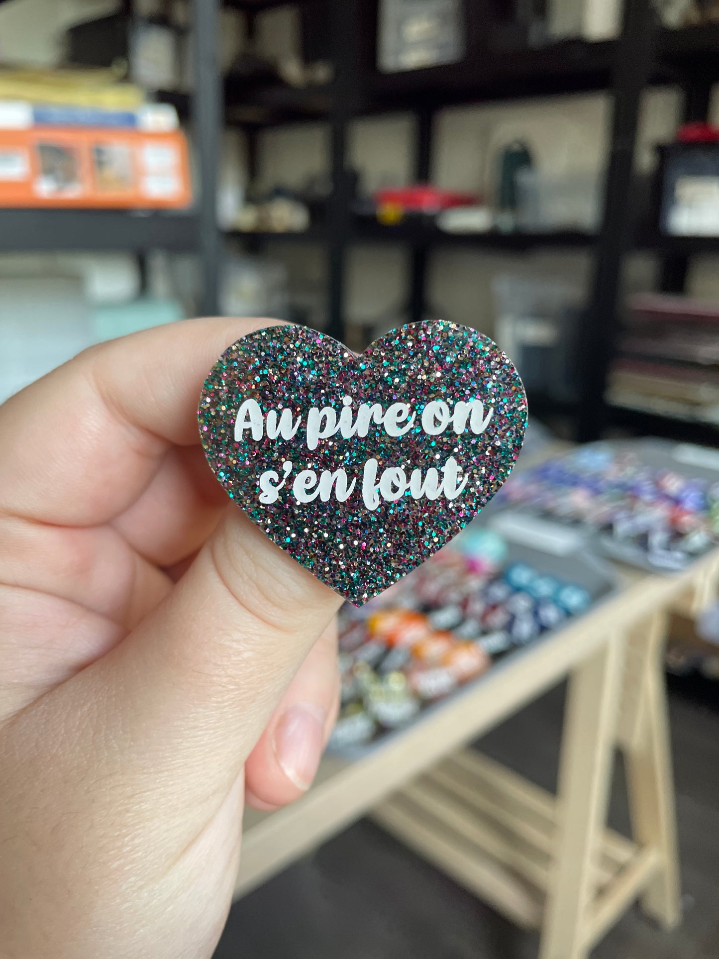 [CONTRÔLE TECHNIQUE] Broche "Au pire on s'en fout" en acrylique à paillettes multicolores