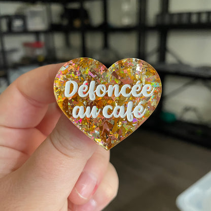 Broche "Défoncée au café" en acrylique transparente avec des confettis jaunes