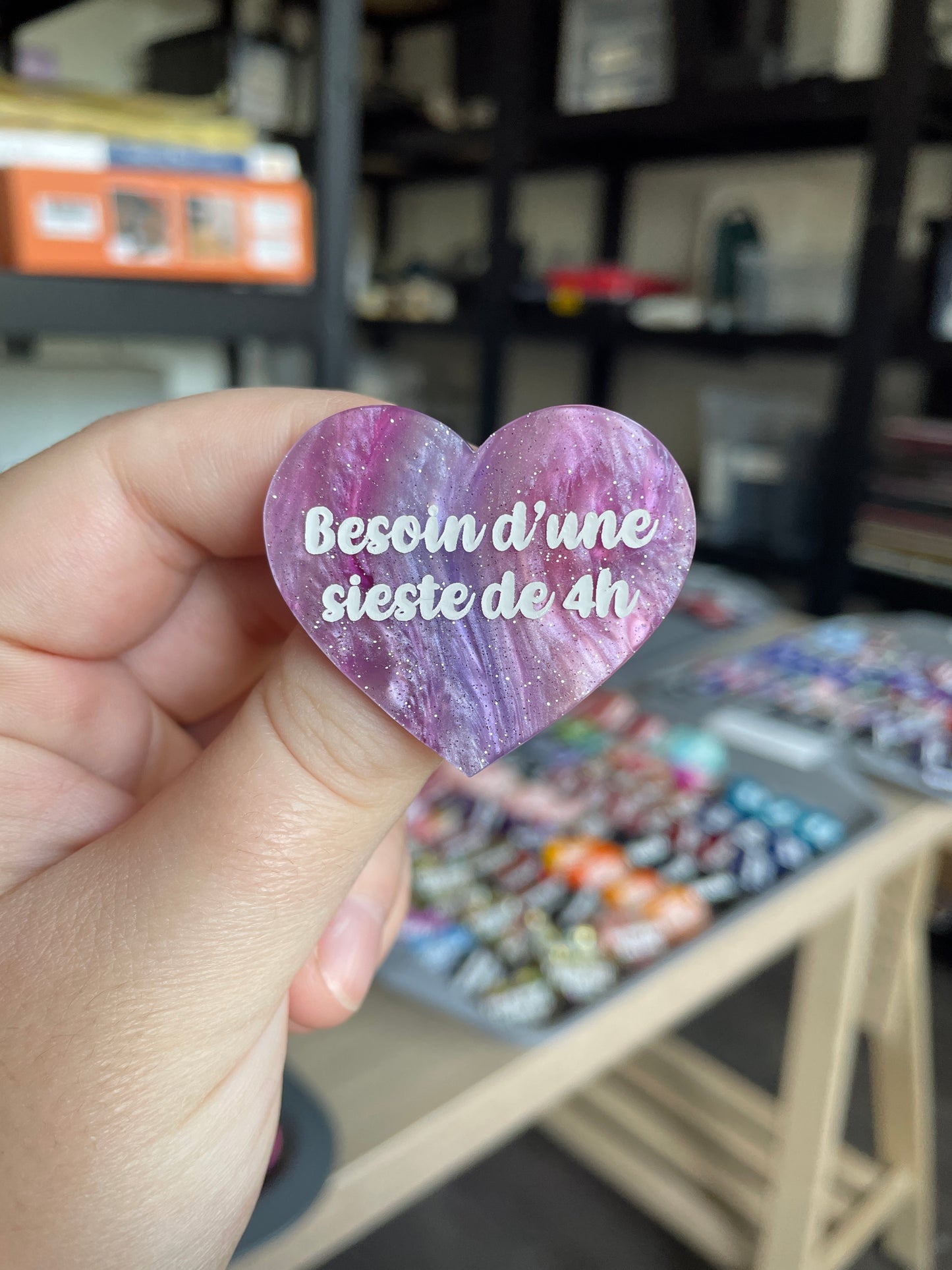 [CONTRÔLE TECHNIQUE] Broche "Besoin d'une sieste de 4h" en acrylique marbrée rose, blanche et violette