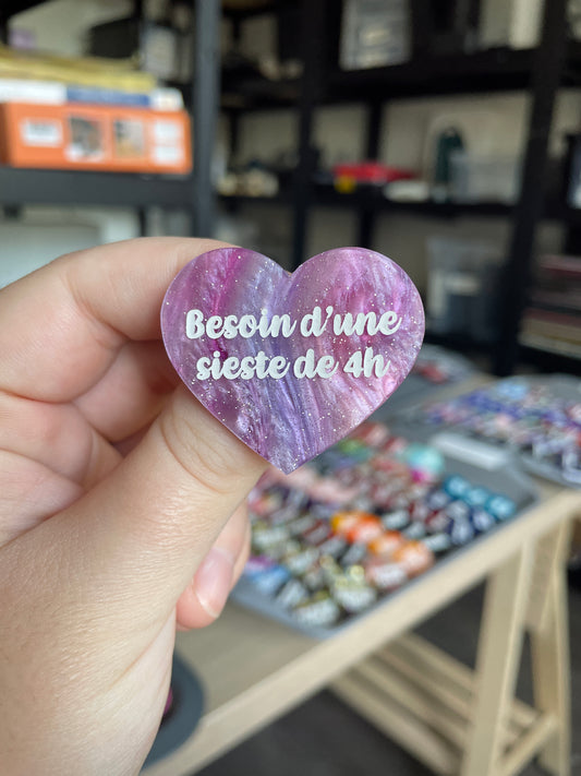 [CONTRÔLE TECHNIQUE] Broche "Besoin d'une sieste de 4h" en acrylique marbrée rose, blanche et violette