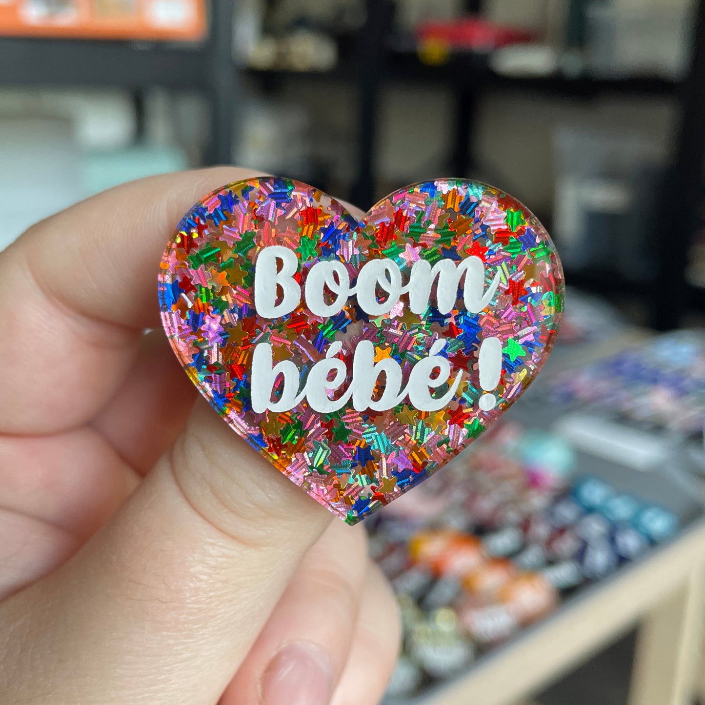 [CONTRÔLE TECHNIQUE] Broche "Boom bébé !" en acrylique semi-transparente avec des confettis étoiles multicolores