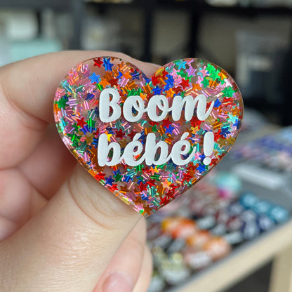 [CONTRÔLE TECHNIQUE] Broche "Boom bébé !" en acrylique semi-transparente avec des confettis étoiles multicolores