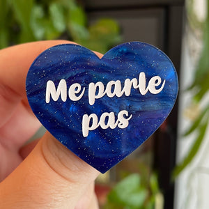 Broche "Me parle pas" en acrylique marbrée bleue à paillettes