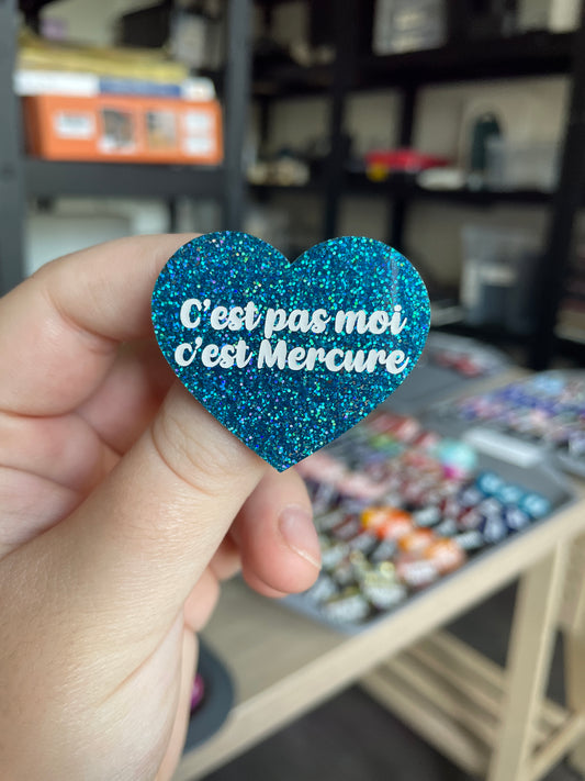 [CONTRÔLE TECHNIQUE] Broche "C'est pas moi, c'est Mercure" en acrylique à paillettes bleues