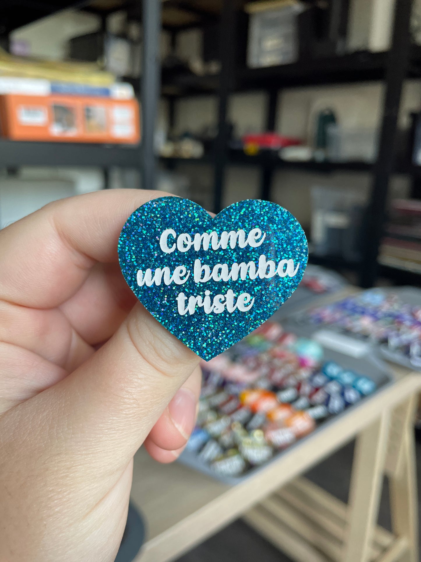 [CONTRÔLE TECHNIQUE] Broche "Comme une bamba triste" en acrylique pailletée bleue