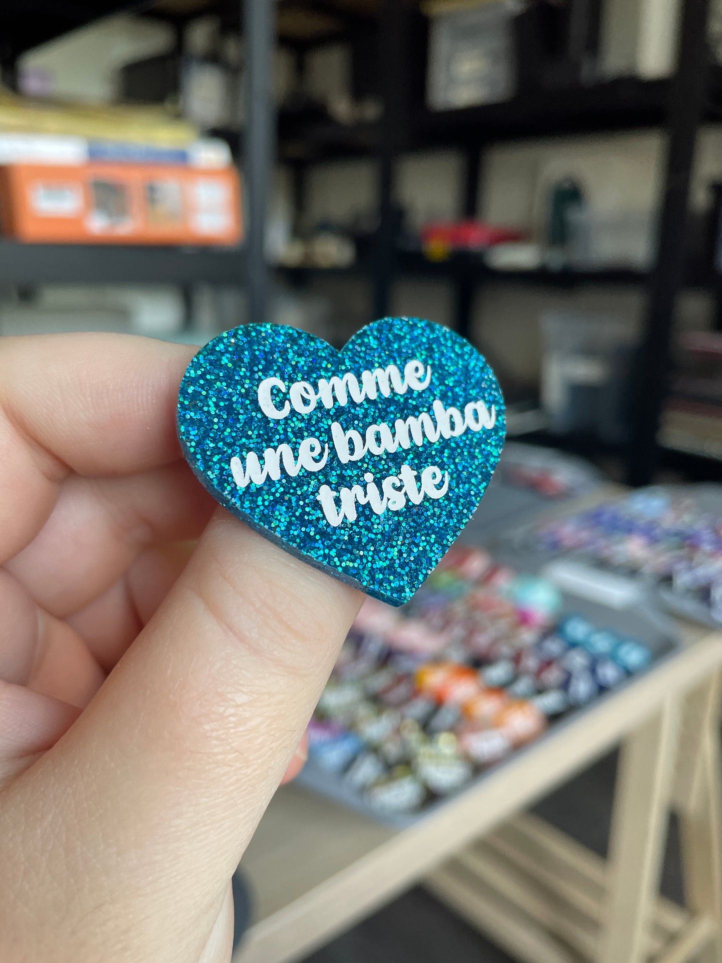 [CONTRÔLE TECHNIQUE] Broche "Comme une bamba triste" en acrylique pailletée bleue