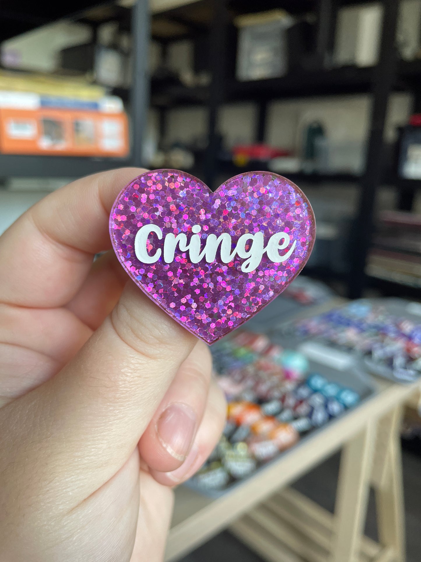 [CONTRÔLE TECHNIQUE] Broche "Cringe" en acrylique à paillettes violettes