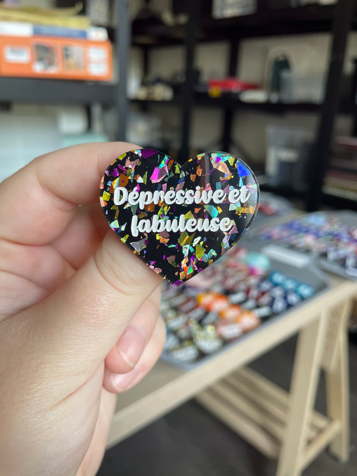 [CONTRÔLE TECHNIQUE] Broche "Dépressive et fabuleuse" en acrylique noire avec des éclats de confettis multicolores