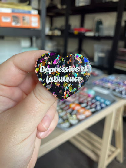 [CONTRÔLE TECHNIQUE] Broche "Dépressive et fabuleuse" en acrylique noire avec des éclats de confettis multicolores